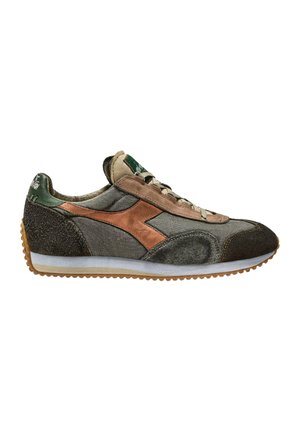 Sneaker in suede e tessuto verde oliva e marrone con dettagli in rame, caratterizzato da un tallone testurizzato, suola in gomma leggera e chiusura con lacci.