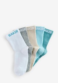 Pet par nogavic za posadko v različnih barvah: bela, siva, bež, svetlo modra in teal, z rebrastim tekstilom in logotipom "BAKER" na manšeti.