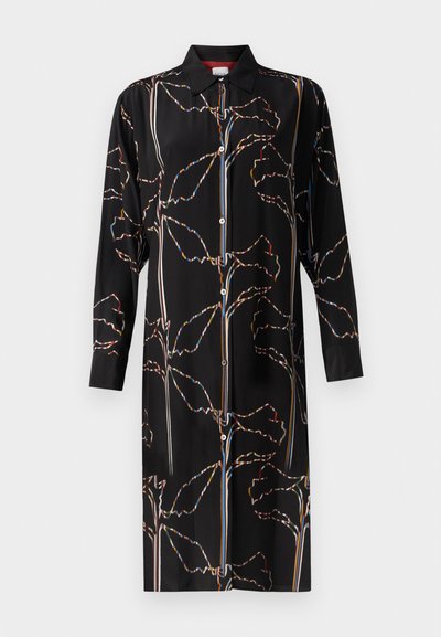 Fekete ingruha sima anyagból, színes virágmintával, gombos elülső résszel és hosszú ujjakkal, gallérral.