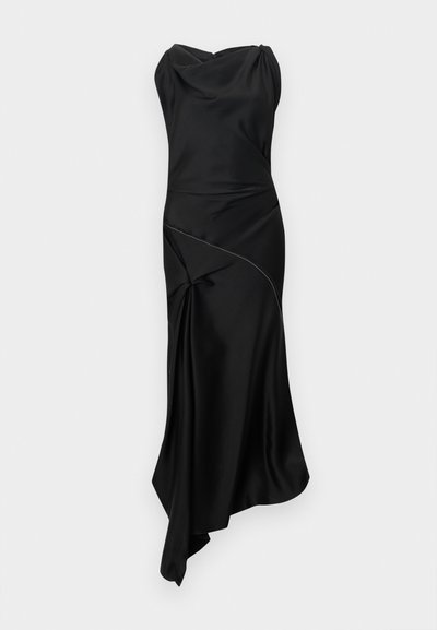 Abito da sera in raso nero con scollo a cappuccio drappeggiato, orlo asimmetrico e dettaglio cucitura curva. Texture liscia, silhouette aderente.