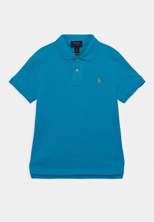 Niebieska koszulka polo z krótkim rękawem, kołnierzykiem, dwoma guzikami i małym pomarańczowym haftowanym logo na lewej piersi.