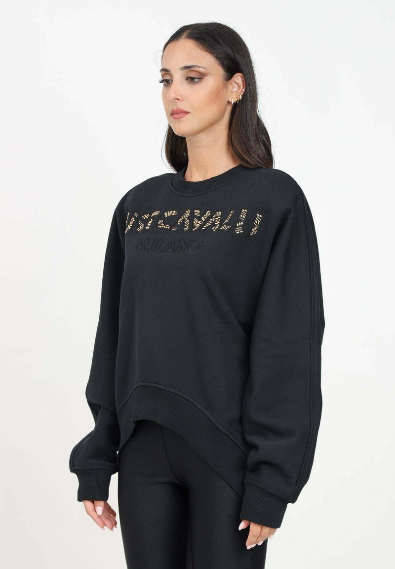 Felpa nera con scollatura rotonda, vestibilità over e grande logo "Just Cavalli Milano" con motivo maculato sul petto.