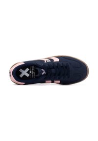 Sneaker blu navy con accenti rosa, materiali in camoscio e rete, suola in gomma, lacci piatti e un logo prominente sulla linguetta.