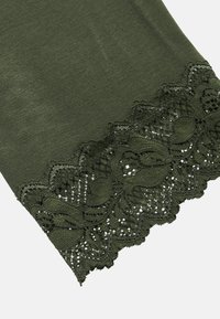 Olijfgroen stof met ingewikkelde kantafwerking met bloemmotieven en geschulpte randen, die een textuur en gedetailleerd ontwerp toont.