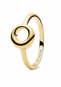 Guldring med en slät cirkulär loopdesign och graverad "SIF JAKOBS" på insidan av bandet, visas på vit bakgrund.