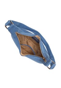 Denim crossover taske i lyseblå med lynlåslukning, brun indvendig foring og små blå detaljer. Har justerbar rem og branding indeni.