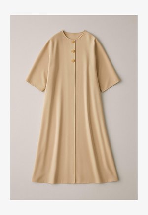 Rochie bej până la genunchi dintr-un material neted, cu decolteu rotund, mâneci scurte și trei nasturi pe față.