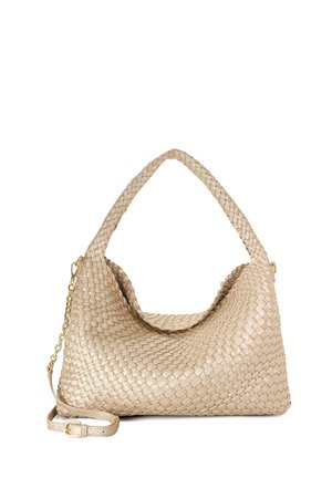 Sac à main en cuir tressé beige avec une seule bandoulière, fermeture à rabat avec bouton doré, et une fine bandoulière détachable ornée d'une chaîne dorée.