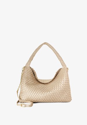 Beige gevlochten leren handtas met enkele schouderriem, klepsluiting met gouden knoop en afneembare dunne riem met gouden kettingdetail.