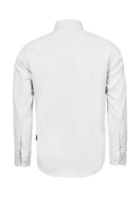 Bílá košile s dlouhým rukávem a límečkem na knoflíky, s hladkou texturou a jemným vzorem tkaní. Knoflíky mají světlou barvu.
