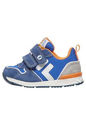 Sneaker blu per bambini con doppie chiusure in Velcro, materiali in suede e tessuto, dettagli bianchi, particolari arancioni sul retro e suola testurizzata.
