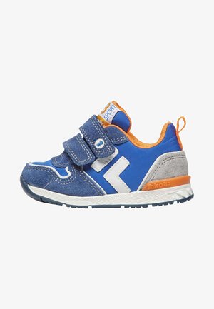 Sneaker blu per bambini con doppie chiusure in Velcro, materiali in suede e tessuto, dettagli bianchi, particolari arancioni sul retro e suola testurizzata.
