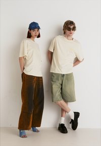 Jack & Jones JORMERCADO TEE SS CREW NECK - Trükipildiga T-särk - buttercream