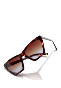 Ochelari de soare tortoiseshell maro cu un design unghiular, lentile degradate și brațe late. Finisaj texturat și accente metalice subtile.