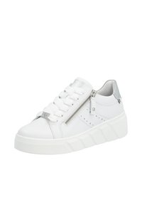 Baskets en cuir blanc avec semelle en caoutchouc texturé blanche, lacets plats, détail de fermeture éclair sur le côté et accents argentés au niveau du talon.