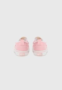 Roze canvas sneakers met een witte rubberen zool, voorzien van een achterste treklus en subtiele logo-details op de hak. Over het algemeen een gladde textuur.
