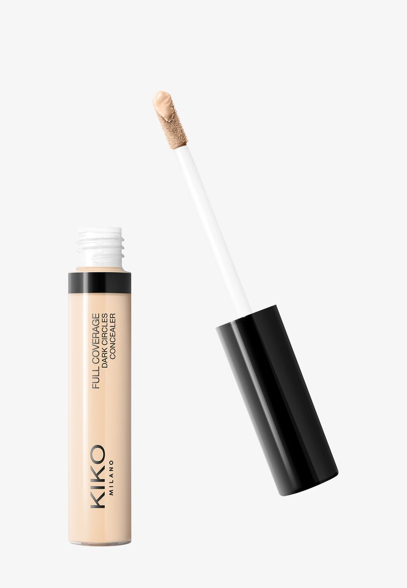 Flüssiger Concealer in einem transparenten Rohr mit schwarzem Deckel. Der Pinselapplikator zeigt ein cremiges, beiges Produkt. Das Etikett trägt den Aufdruck "KIKO Milano".