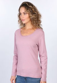 Langärmliges pink gestreiftes Hemd mit rundem Halsausschnitt und gewelltem Saum. Hergestellt aus weicher Stoff, hat es eine lockere Passform und ein bescheidenes Design.