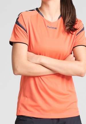 Kurzarmpullover in leuchtendem Orange, mit Rundhalsausschnitt, dunklen Akzenten an den Schultern und strukturiertem Stoff. Markenlogo angezeigt.