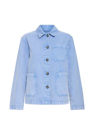 Chaqueta vaquera azul claro con cuello, cierre frontal de botones, dos grandes bolsillos delanteros y botones contrastantes. Acabado liso y texturizado.