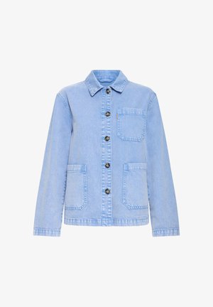 Chaqueta vaquera azul claro con cuello, cierre frontal de botones, dos grandes bolsillos delanteros y botones contrastantes. Acabado liso y texturizado.