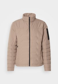 Beige vadderad jacka med hög krage, framdragkedja och texturerade paneler. Har horisontell sömnad och en sidficka med svarta accenter.