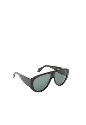 Occhiali da sole neri oversize in stile aviator con lenti scure e montature spesse, posizionati di traverso su sfondo bianco.