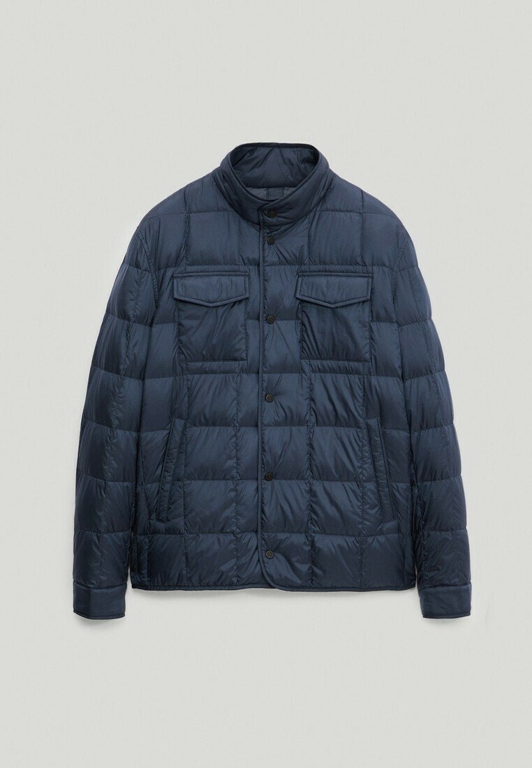 Granatowa kurtka puchowa z kołnierzem typu stójka, zapięciem na guziki i dwoma kieszeniami na piersi. Charakteryzuje się pikowanym wzorem i gładką fakturą.