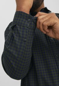 Jack & Jones JJEGINGHAM SHIRT - Camicia - forest night