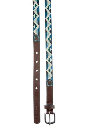 Ceinture en cuir marron avec motif géométrique en zigzag bleu, sarcelle et blanc, boucle métallique argentée, montrant les trous d'ajustement et les détails cousus.