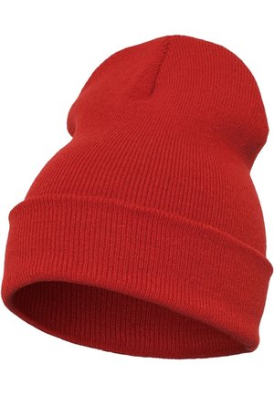 Bonnet rouge tricoté avec un revers, présenté sur un fond blanc.