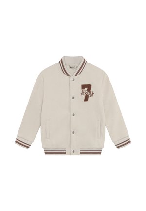 Chaqueta varsity de forro polar color crema con botones a presión, cuello y puños a rayas, bolsillos delanteros y una parche marrón con el número 7 en el pecho.