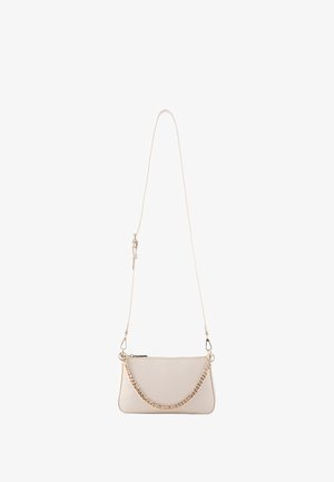 Sac à main en cuir beige clair à texture lisse, avec un accent de chaîne dorée et une bandoulière réglable. Fermeture éclair sur le dessus.