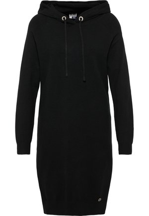 Robe à capuche en maille noire à manches longues, avec cordon de serrage à la capuche, poignets et ourlet côtelés, et petit logo métallique rond près de l'ourlet inférieur.