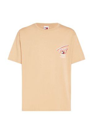 T-shirt beige à manches courtes avec petit logo Tommy Jeans rouge, blanc et bleu et texte sur le côté gauche de la poitrine, col rond.