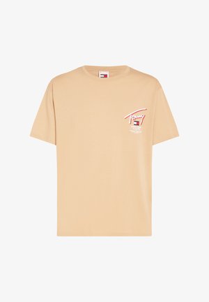 Beiges T-Shirt mit kurzen Ärmeln, kleinem rot-weiß-blauem Tommy Jeans-Logo und Text auf der linken Brust, rundem Ausschnitt.