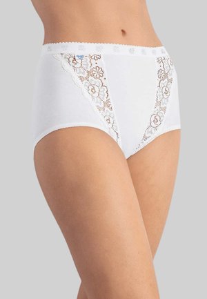 Slip bianco a vita alta con pannelli laterali in pizzo che presentano motivi floreali e un morbido elastico in vita. Texture liscia con dettagli intricati.