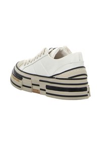 Weiße Plateau-Sneaker mit mehrlagigen schwarzen und beigen Gummisohlen, strukturiertem Lederobermaterial und kontrastierenden Ziernähten.