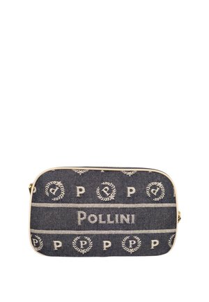 Clutch rettangolare in denim scuro con rifiniture beige, caratterizzata da motivi ripetuti "P" e corona d'alloro e logo "Pollini" al centro.