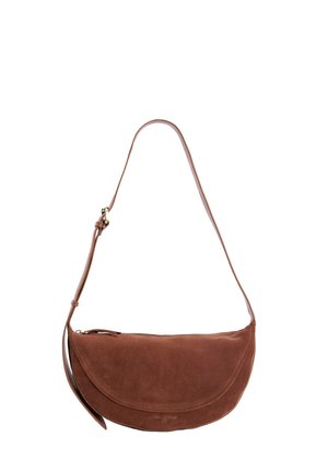 Braune Leder-Schultertasche mit verstellbarem Riemen und Reißverschluss, halbmondförmig, vor weißem Hintergrund.