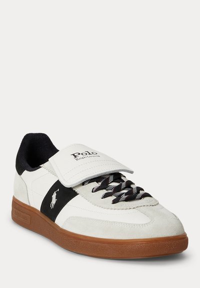 Λευκό και μαύρο αθλητικό παπούτσι Polo Ralph Lauren με λαστιχένια σόλα, μαύρα και λευκά κορδόνια και προβεβλημένο κάλυμμα πάνω στη γλώσσα.