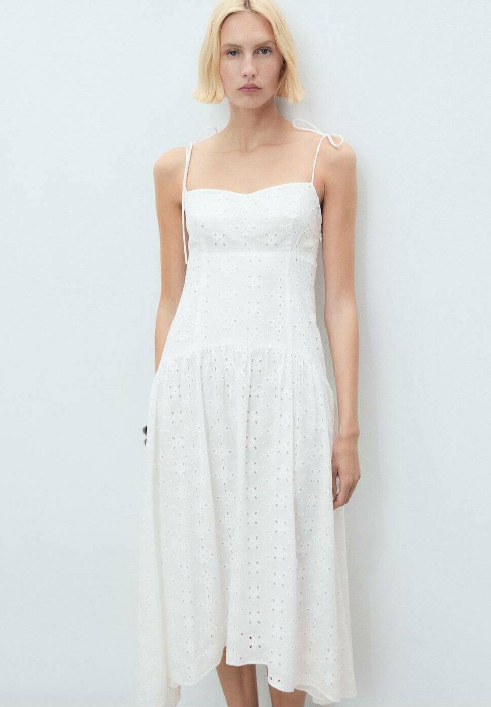 Mango MIDIOWA Z PERFORACJAMI - Day dress - white - Zalando