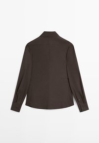 Bruine, lange mouwen shirt met een strak ontwerp, knoopsluitingen bij de manchetten en een puntige kraag. Zachte textuur; minimale details aan de achterkant.
