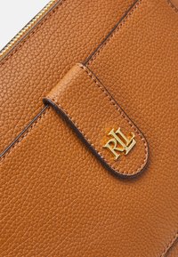 Lauren Ralph Lauren JAMEY CROSSBODY MEDIUM - Cross body bag - tan