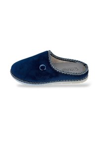 Pantofola slip-on blu navy con la lettera "C" ricamata in azzurro, foderata in materiale morbido e con un bordo decorativo cucito lungo i lati, vista di lato.