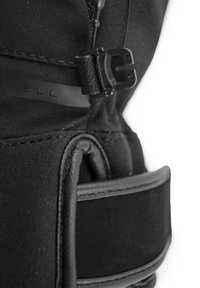 Correa textil negra con hebilla de metal, que presenta una textura suave y un diseño elegante. Detalles de costura notables a lo largo de los bordes.