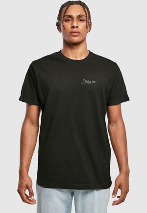 Schwarzes Baumwoll-T-Shirt mit kurzen Ärmeln und Rundhalsausschnitt, mit einem weißen "Just Love"-Text und Herzgrafik auf der Brust.