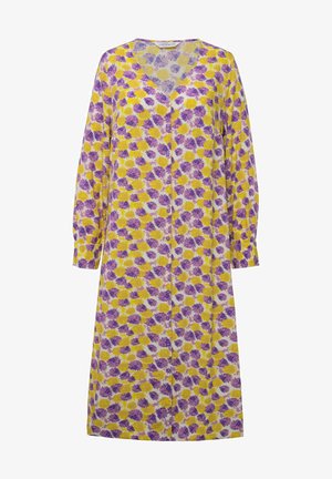 Farverig blomsterkjole med V-hals, lange ærmer og knaplukning foran, lavet af let og gennemsigtigt stof med gule og lilla mønstre.