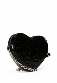 Bolso de mano negro en forma de corazón con acabado de charol, patrón de logo en relieve, correa de cadena plateada y cierre de cremallera. Textura suave y brillante.