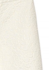 Witte textuurstof met een verhoogd, pluizig patroon dat lijkt op abstracte bloem- of dierlijke vormen. Zachte afwerking; geen zichtbare hardware of accenten.